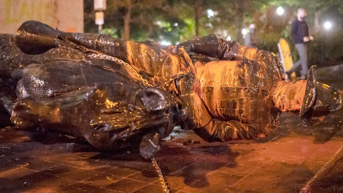 Vándalos derriban las estatuas de Roosevelt y de Lincoln en Portland en medio de disturbios (VIDEOS)