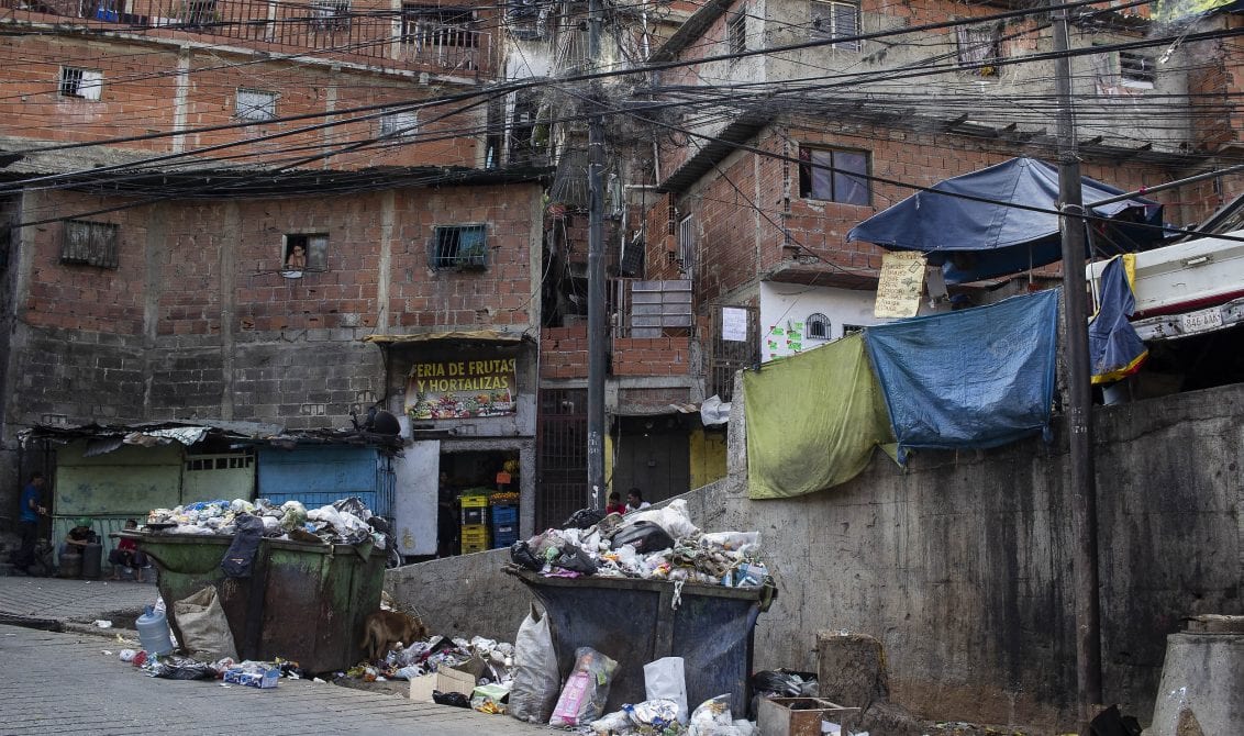 Caracas en decadencia: Calles con “pegostes” malolientes y llenas de desechos