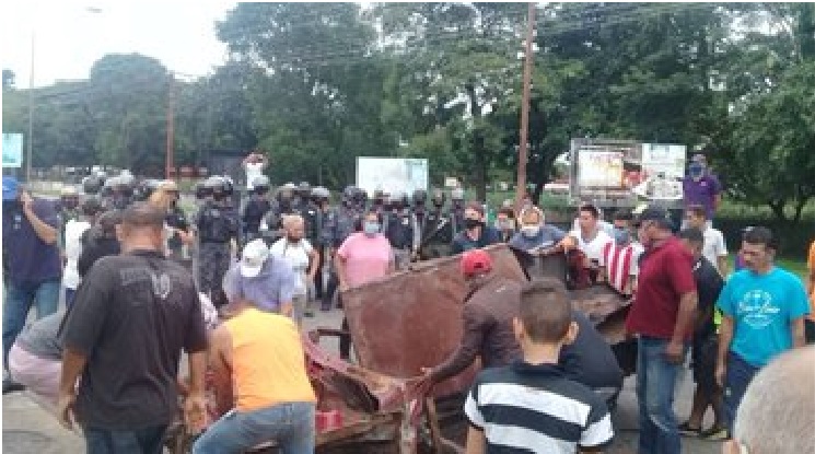 En Barinas, conductores se alzaron tras pasar cuatro días en cola y no recibir gasolina #8Oct (FOTOS)