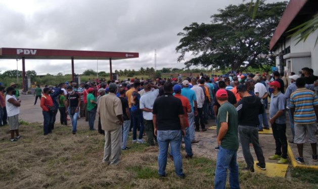 Conductores protestan por gasolina en E/S el Caris en el Tigre #5Oct (FOTOS)