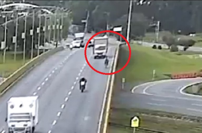 Imágenes sensibles: Conductor de un camión arrolló a un ciclista en Colombia y se dio a la fuga