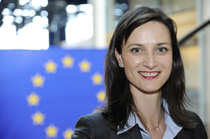 Comisaria europea Mariya Gabriel da positivo por Covid-19
