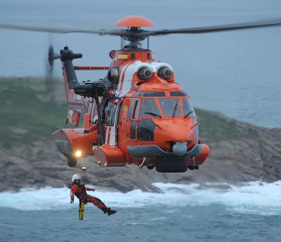 El increíble rescate de tres surfistas atrapados entre las rocas en La Coruña (Video)