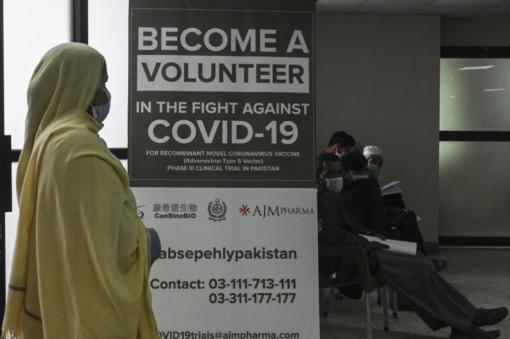 Unos 10.000 paquistaníes participan en prueba de vacuna china contra Covid-19