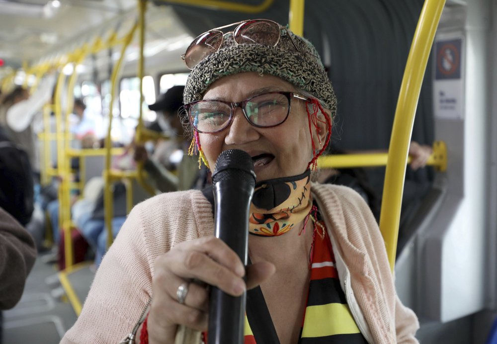 AP: Cindy “sin dientes” rapea en autobuses colombianos para llegar a fin de mes