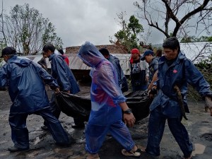 Tifón Goni mata a 16 personas y destruye decenas de miles de casas en Filipinas