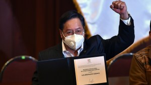 Presidente boliviano pide a médicos enfocarse en vacunación y deponer el paro