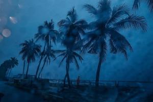 El tifón Goni baja su intensidad aunque se mantiene la alerta en Filipinas