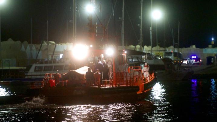Al menos cuatro migrantes muertos al volcar una patera en Canarias