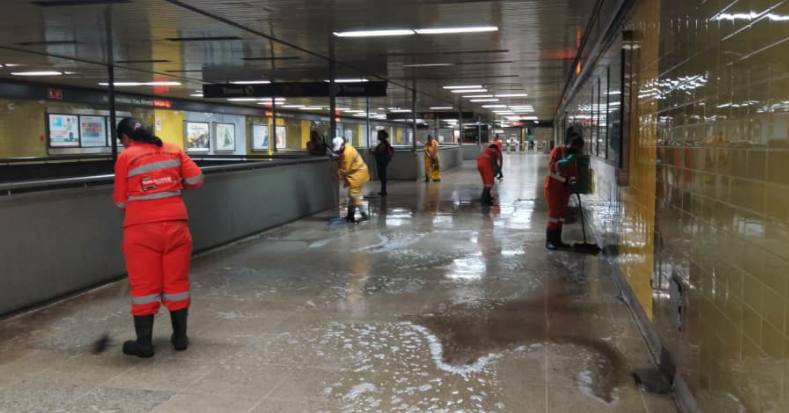 Un milagrito: Decidieron limpiar los espacios del Metro de Caracas (Fotos)