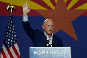 El ex astronauta Mark Kelly ganó un escaño del Senado para los demócratas en Arizona