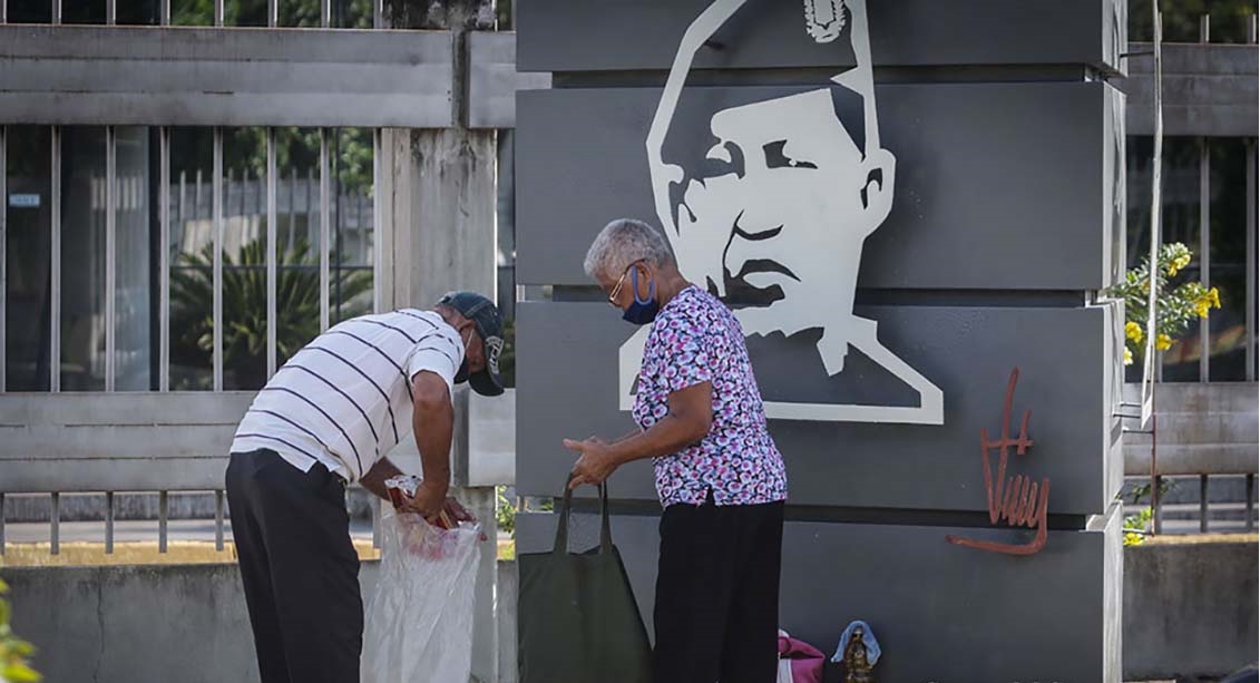 Pensionados y jubilados venezolanos: Los “años dorados” se van en colas y maltrato