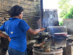 Cocinar con leña se ha vuelto costumbre obligada en Guárico