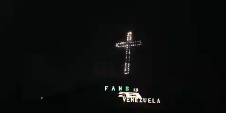 ¡Mira, no! Padrino López encendió la Cruz de la Fanb con “los ojos de Chávez” y dice que eso es un “símbolo de fe” (VIDEO)