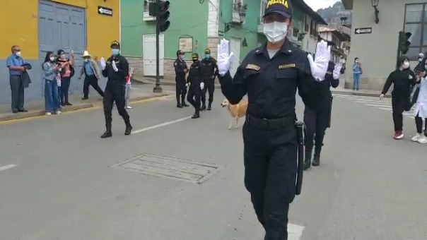 Policías de Perú usan guantes blancos como símbolo de paz y acompañan a los manifestantes (FOTOS)