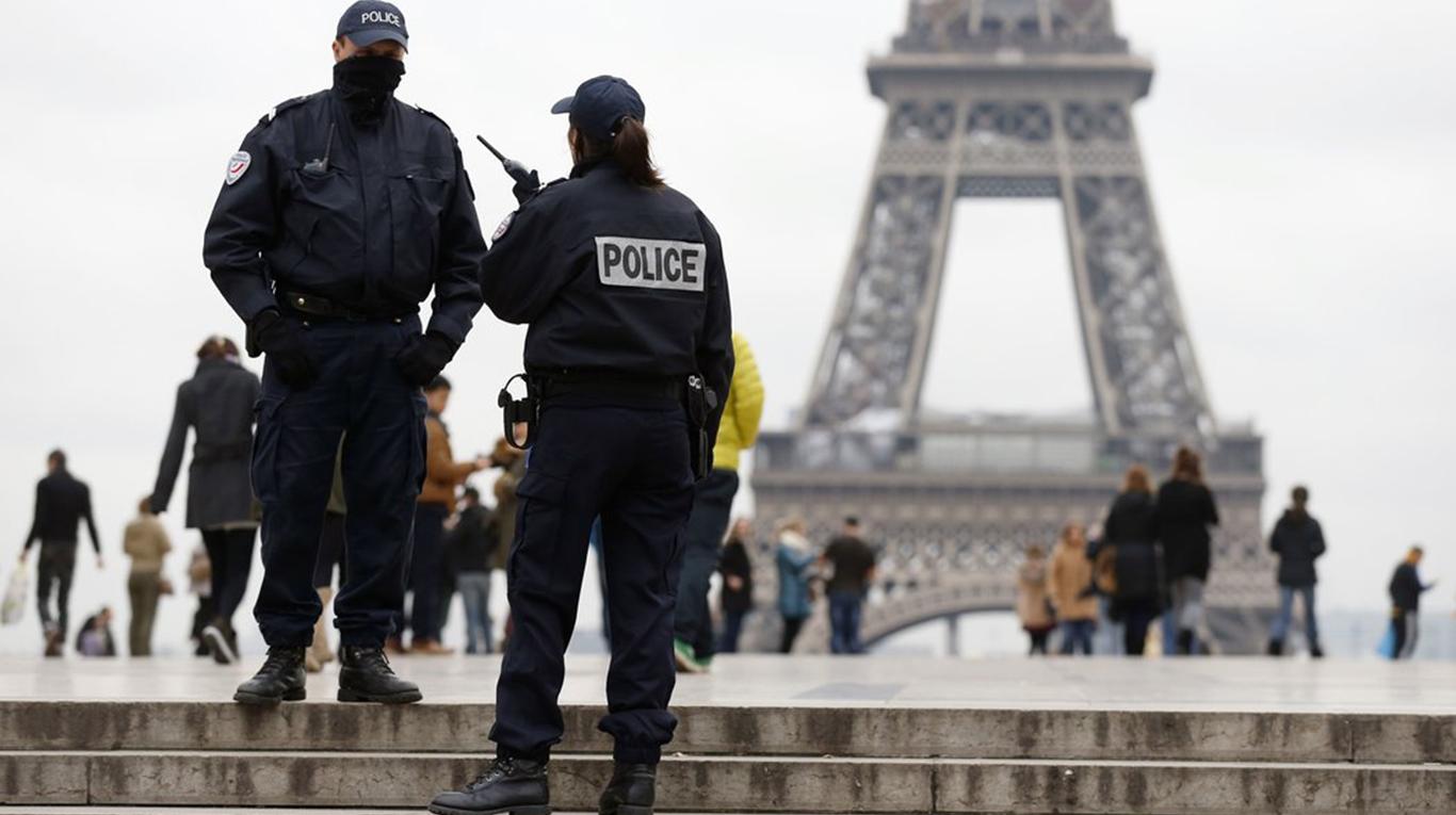 Policías que golpearon a un hombre de color en París son detenidos para ser interrogados