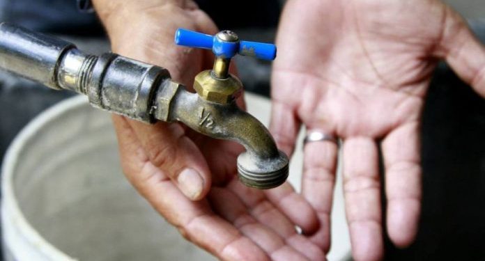 Miles de litros de agua se pierden en Charallave por falla de una bomba de Hidrocapital (Video)