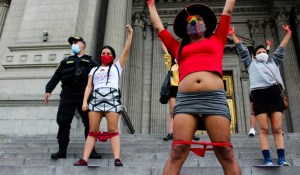 Descabellado… Absuelven a violador en Perú porque la víctima llevaba ropa interior roja