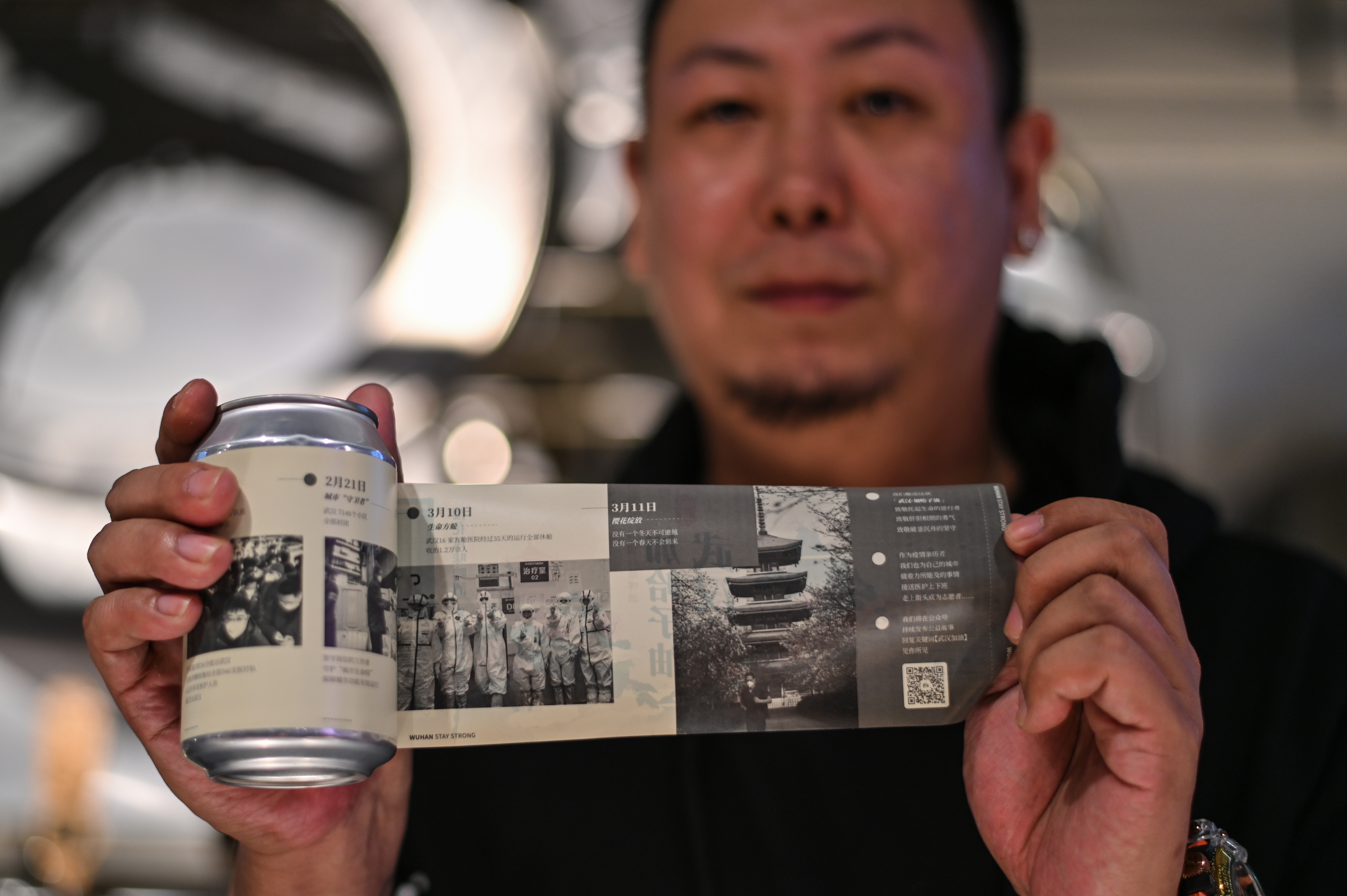 Wuhan cuenta la epidemia en una lata de cerveza (Fotos)