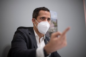 Guaidó critica el bloqueo de Maduro a AstraZeneca: ¿Usted le pregunta al virus de qué tendencia es cuando se contagia?