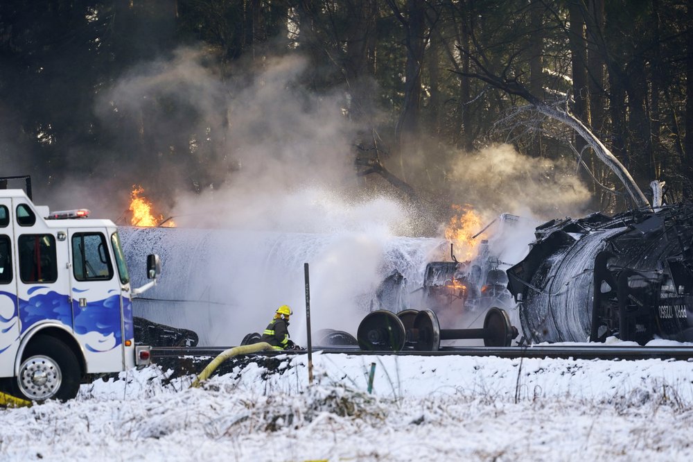 Autoridades investigan descarrilamiento de un tren petrolero al norte de Seattle