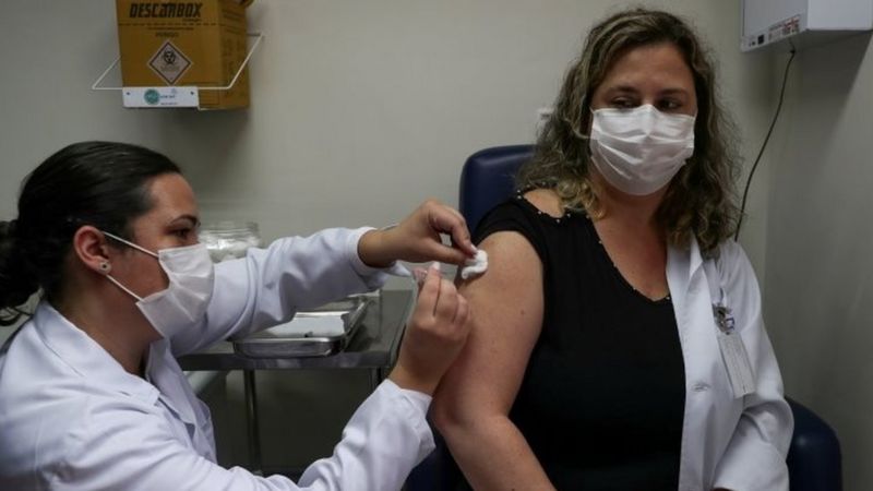 Una de las primeras vacunadas en Brasil contrae Covid-19 a tres días de nueva dosis