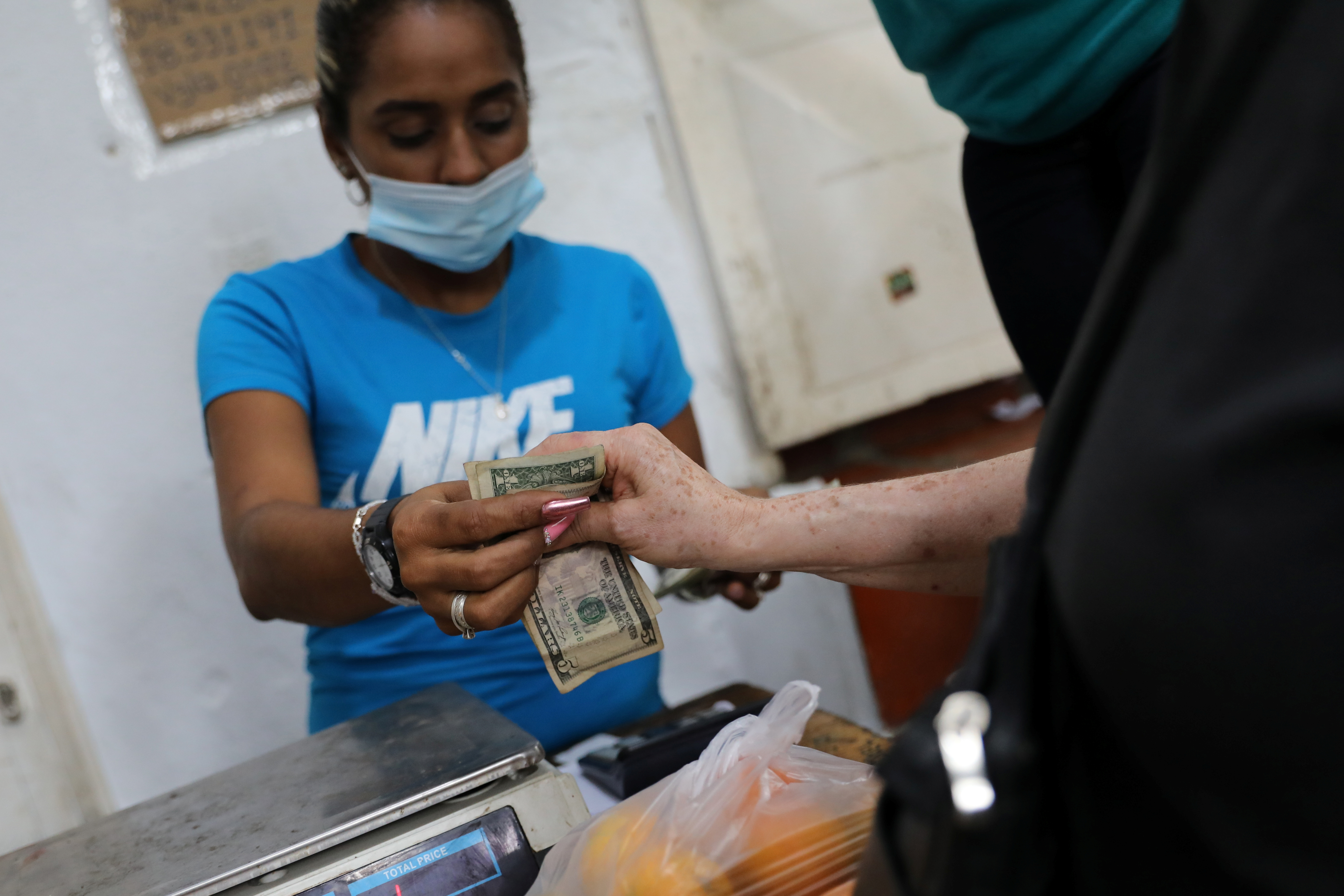 En medio de una dolarización “sin careta”, comercios venezolanos se quedan sin “verdes” en efectivo para dar cambio