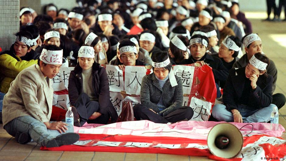 Militantes prodemocracia escriben cartas para apoyar a los detenidos en Hong Kong