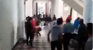Palacio de Gobierno en Zulia albergó una trifulca entre reclamos y sillas voladoras (Video)