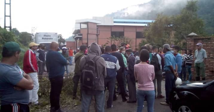 Protestan para exigir despacho de gas doméstico en Santa Cruz de Mora #3Dic