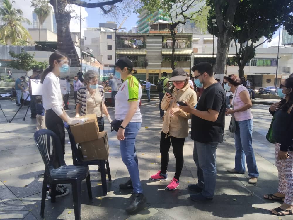 Largas colas en Venezuela y voto en el exterior: Los venezolanos participan masivamente de la Consulta Popular #12Dic