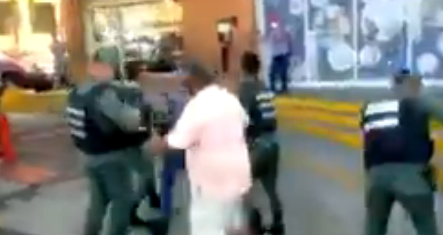 Cansados de atropellos, se fueron a los puños con los GNB que custodiaban bomba de gasolina (VIDEO)