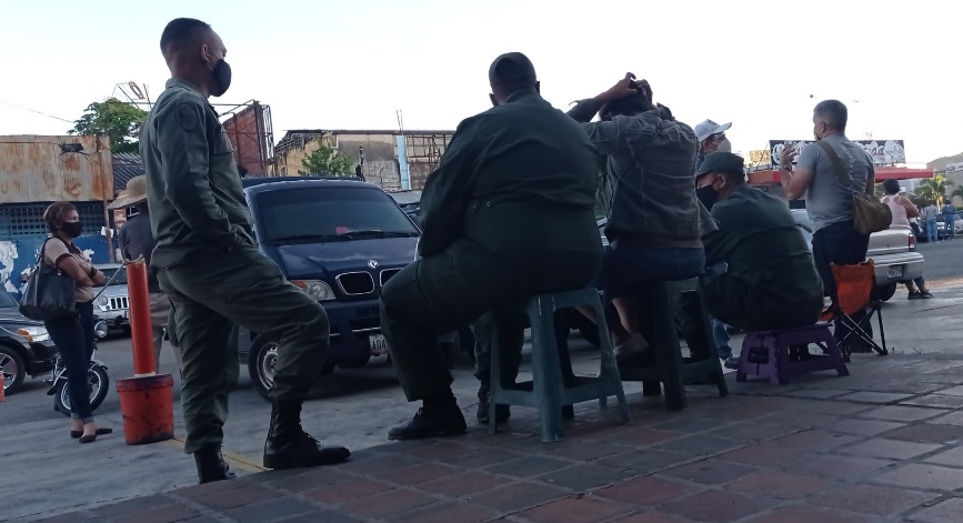 ¿Llevando patria? Soldados de la Fanb esperan sentados a que llegue la gasolina a Carabobo #10Dic (FOTO)