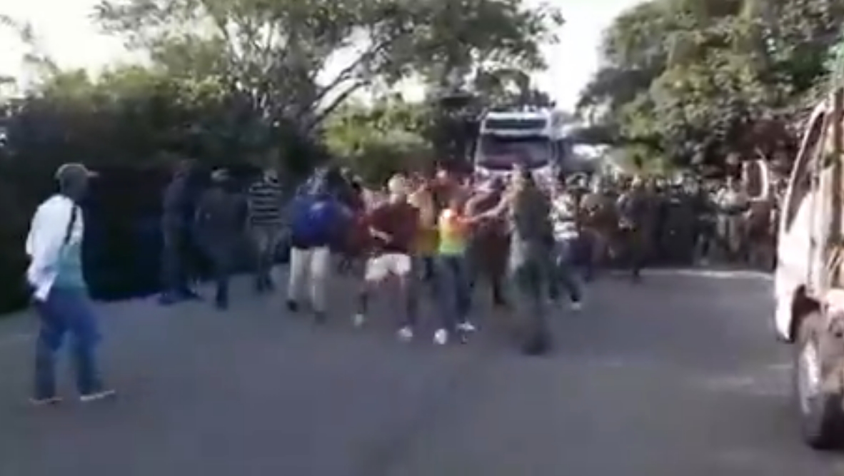 Golpearon brutalmente a varios GNB que hacían de las suyas en gasolinera en Barinas (VIDEO)
