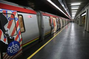 Los desalojos de trenes por fallas son el día a día de los usuarios del Metro de Caracas