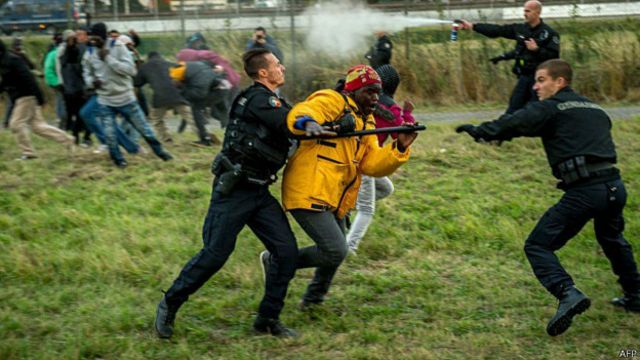 La desesperación de los migrantes en Calais tras repetidos fracasos de cruce a Reino Unido