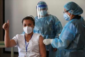 Ecuador comenzó la vacunación contra el Covid-19 en un hospital de Quito