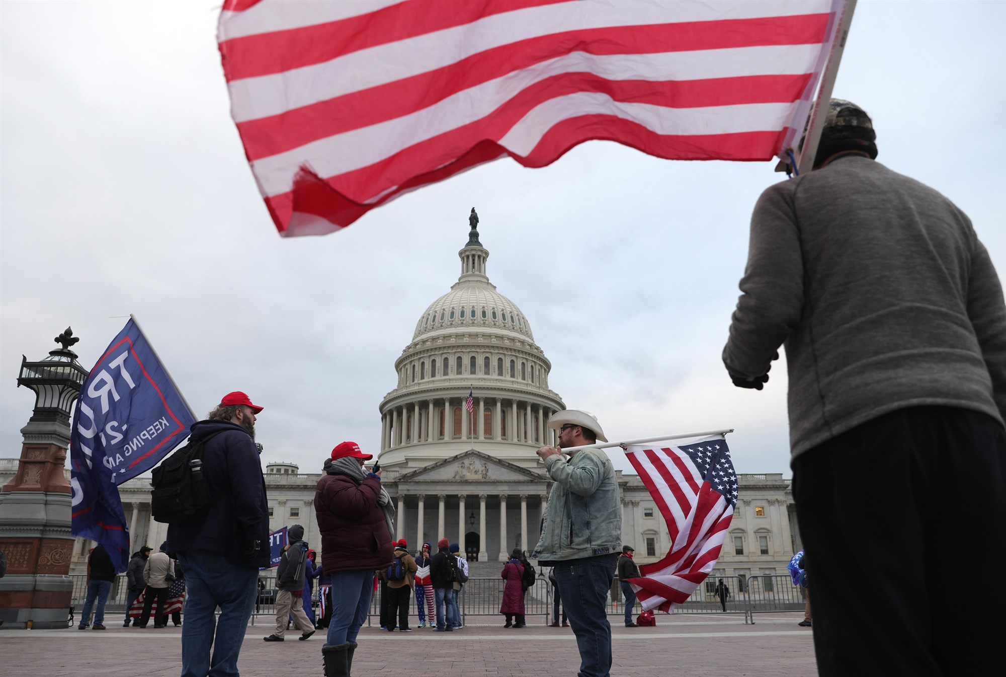 Despejaron el Capitolio de EEUU, pero cientos todavía desafían el toque de queda