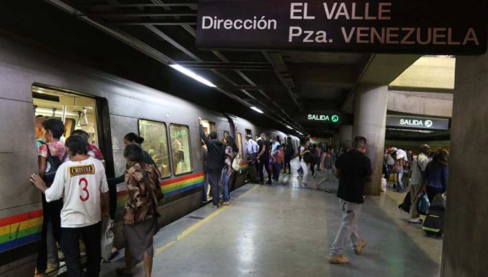 Pareja comete robos en las narices de policías en la estación El Valle