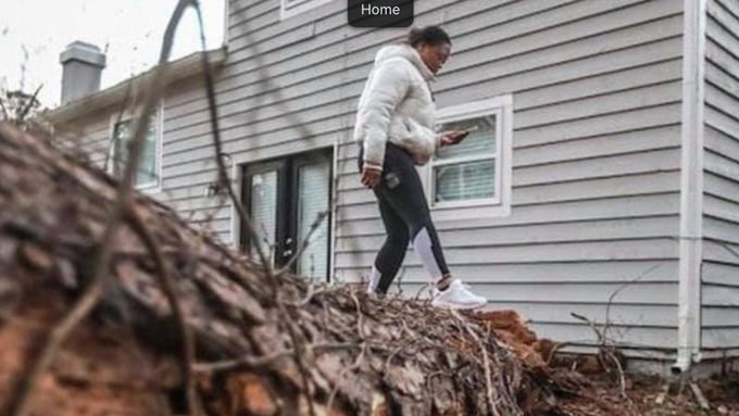 Rescataron a una niña luego de que un árbol cayó sobre su dormitorio cerca de Atlanta