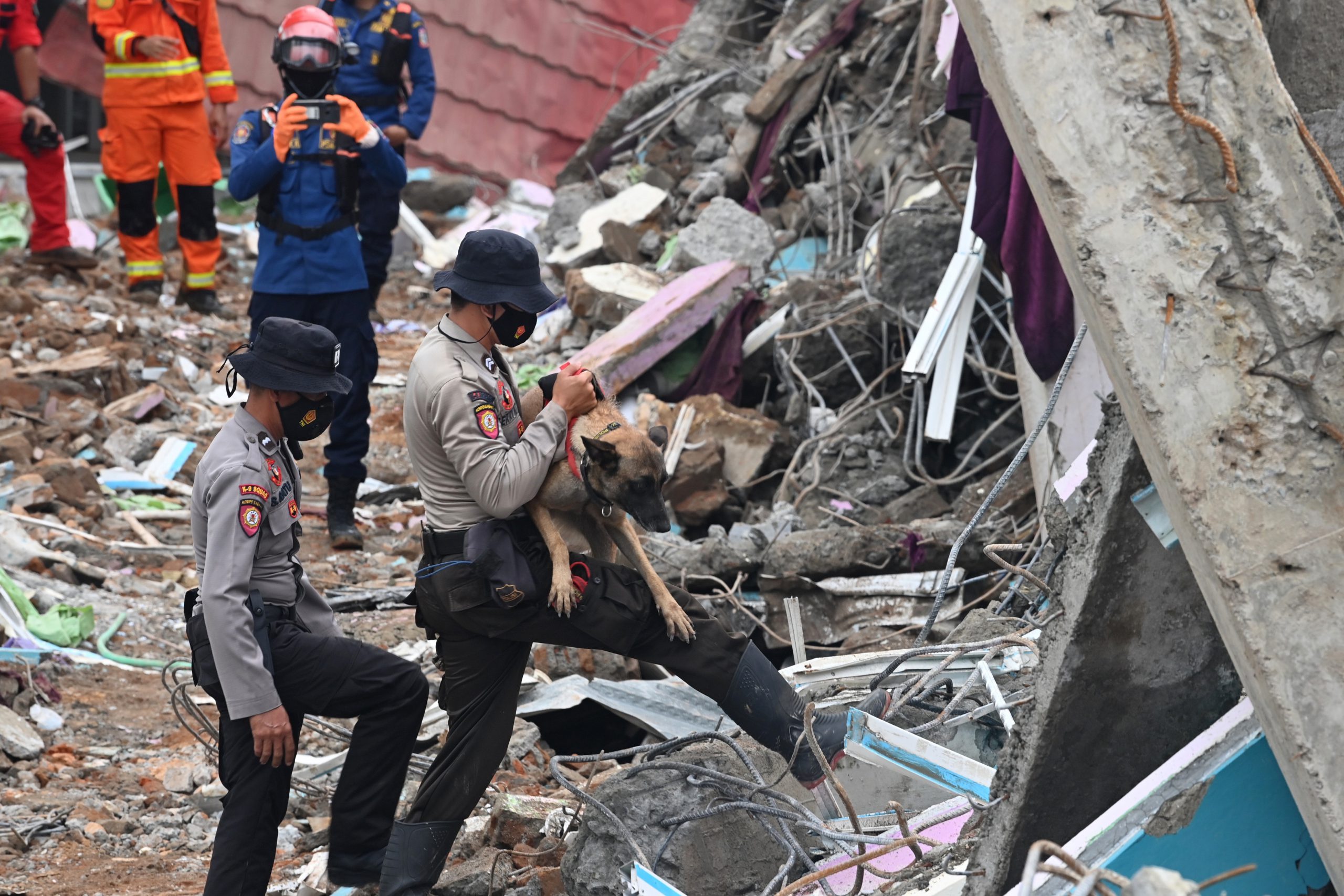 Carrera contrarreloj en Indonesia para encontrar supervivientes del terremoto, que ya dejó 60 muertos