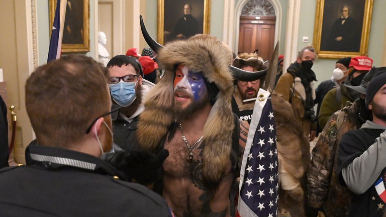 Policía de Washington publicó FOTOS de las personas buscadas por el asalto al Capitolio