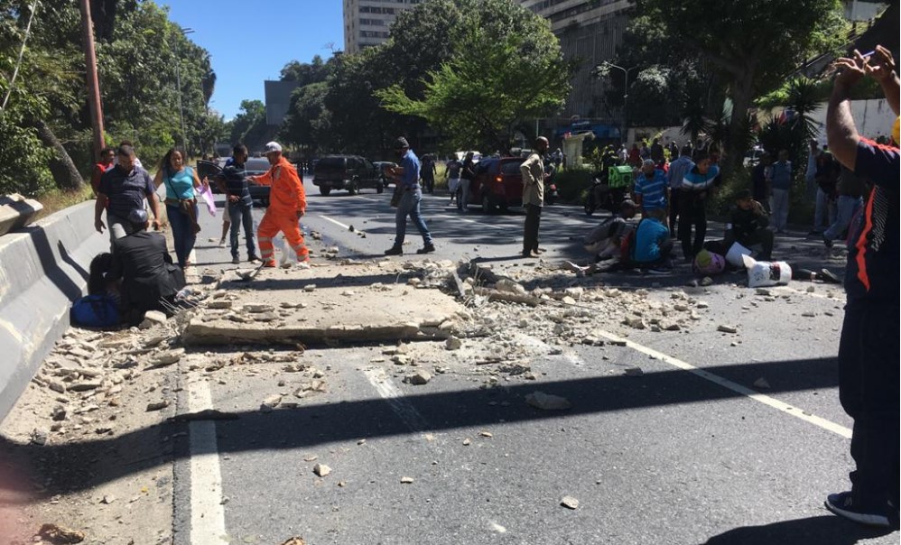 Colapsa pasarela en la autopista Francisco Fajardo que comunica a San Agustín del Sur con Parque Central #4Ene (Fotos)