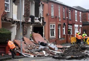 Un sumidero se tragó el frente de dos casas en Manchester durante el paso de la tormenta Christoph (FOTOS)