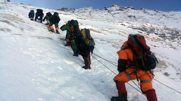 Cuatro equipos compiten para ser los primeros en coronar el K2 en invierno
