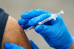 Médicos denuncian irregularidades en el primer día de vacunación en Panamá