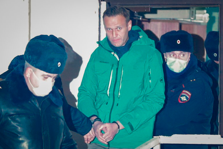 Navalny denuncia continuo acoso desde que ingresara en la cárcel