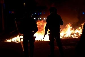 La tercera noche de disturbios en España deja al menos 16 detenidos y varios heridos