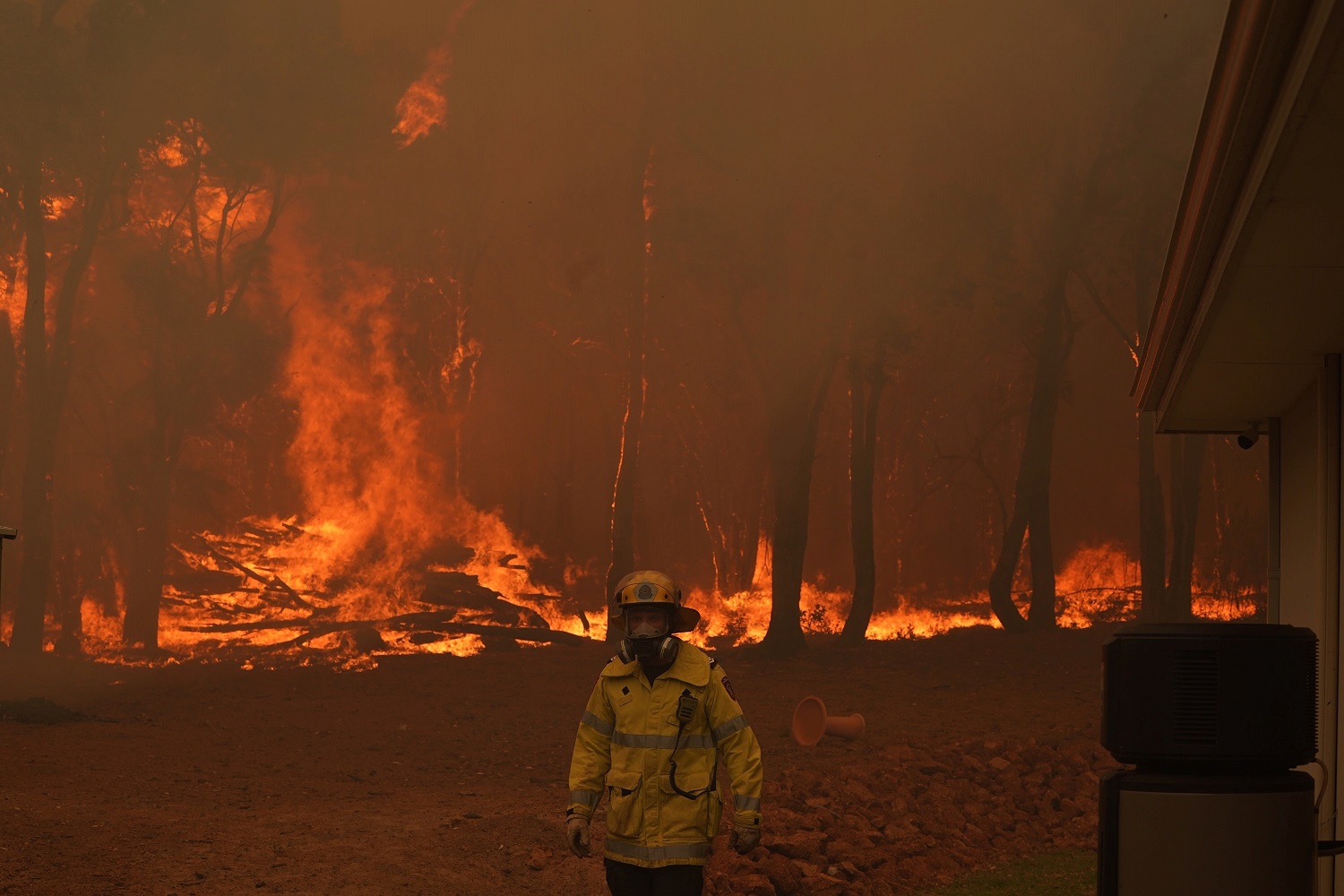 Un incendio forestal amenaza las afueras de Perth, la cuarta ciudad australiana