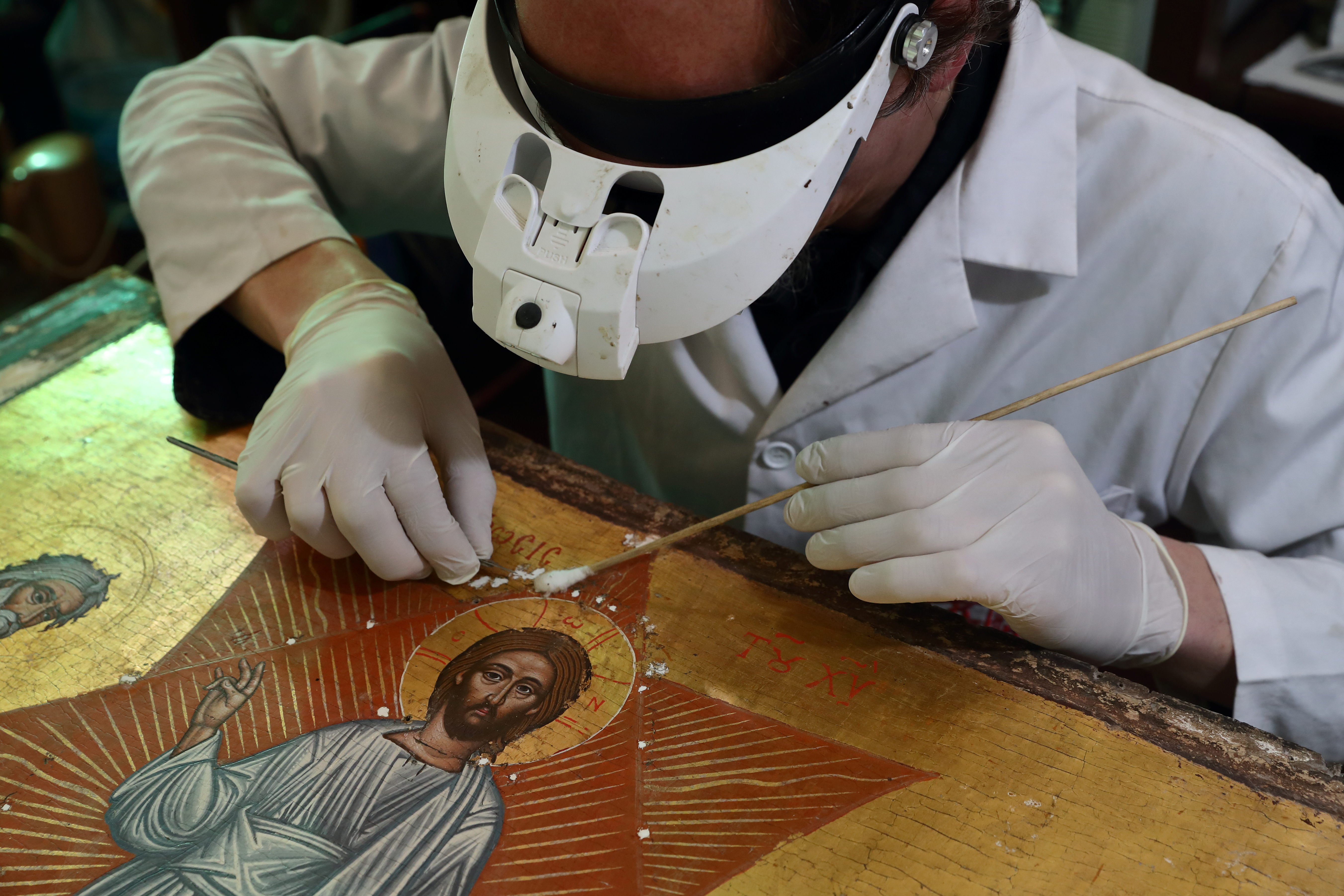 Restaurador griego trabaja con los objetos de iglesias que “viven a través de los siglos”